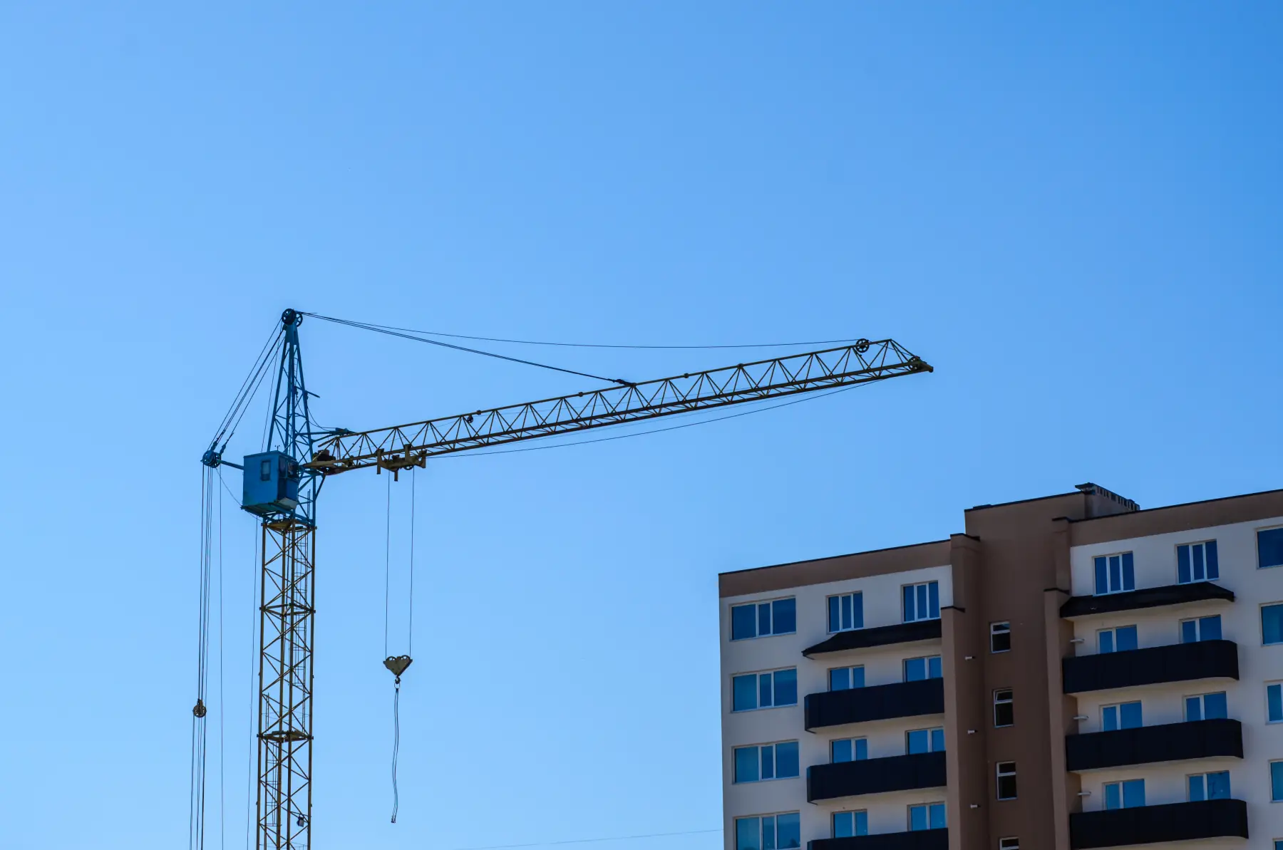 Baukran über einem Neubau, Planung der Solaranlage in der Bauphase