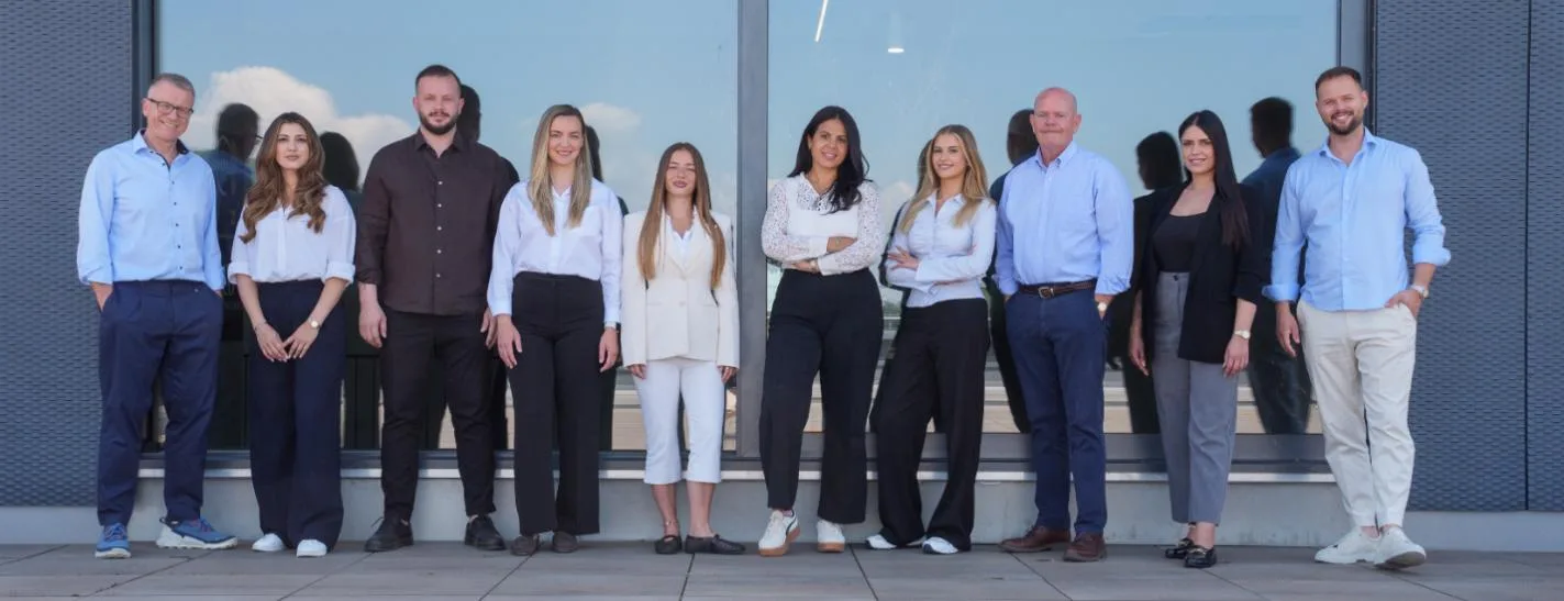 Das Team der Schauff GmbH vor dem Bürogebäude in Baden
